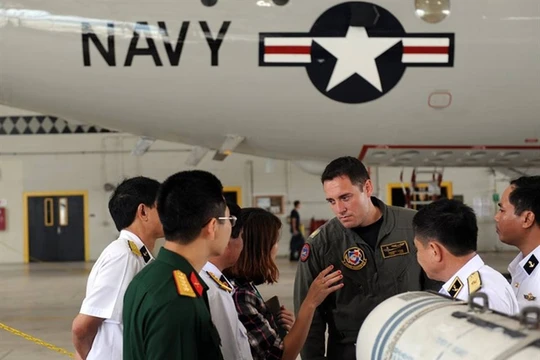  Phái đoàn Việt Nam thăm máy bay trinh sát-săn ngầm P-3 của Mỹ