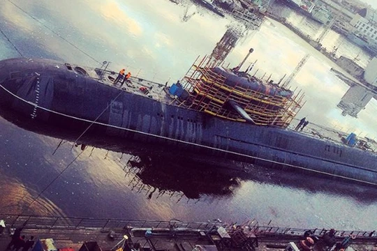 Tàu ngầm hạt nhân Moscow trước vùng nước của nhà máy Zvezdochka - Ảnh: bmpd