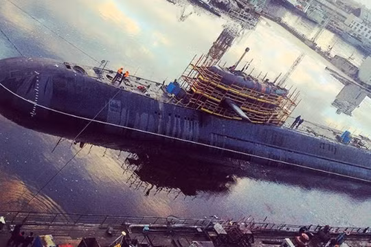 Tàu ngầm hạt nhân Moscow trước vùng nước của nhà máy Zvezdochka - Ảnh: bmpd