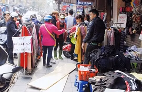 Cảnh buôn bán hết sức nhếch nhác tại nhiều tuyến phố văn minh thương mại như Hàng Đào - Đồng Xuân. Ảnh: MT