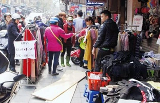 Cảnh buôn bán hết sức nhếch nhác tại nhiều tuyến phố văn minh thương mại như Hàng Đào - Đồng Xuân. Ảnh: MT