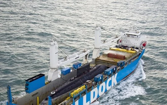 Tàu của hãng Rolldock (Hà Lan) đang vận chuyển tàu ngầm Kilo về Việt Nam - Ảnh: Rolldock