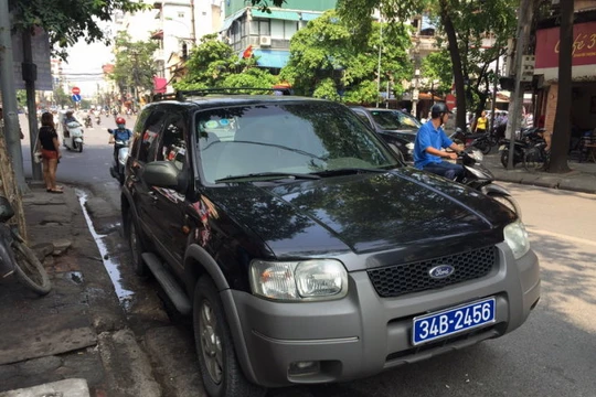 Chiếc xe biển xanh được đưa về chốt CSGT - Ảnh: M.Quang