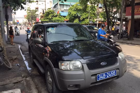 Chiếc xe biển xanh được đưa về chốt CSGT - Ảnh: M.Quang