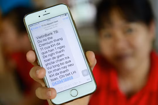 Dù không đăng ký mở thẻ nhưng chị H. vẫn nhận được tin nhắn từ ngân hàng cho biết đang có dư nợ trong thẻ - Ảnh: Q.Đinh5