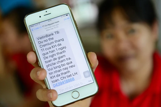 Dù không đăng ký mở thẻ nhưng chị H. vẫn nhận được tin nhắn từ ngân hàng cho biết đang có dư nợ trong thẻ - Ảnh: Q.Đinh5