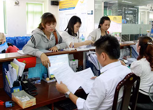 Người dân làm thủ tục tại BHXH TP HCM 