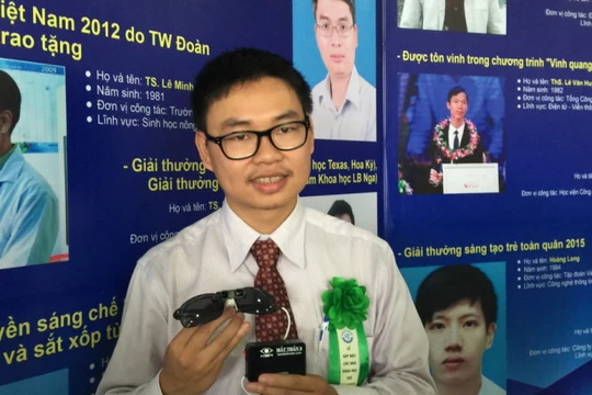 Tiến sĩ Nguyễn Bá Hải với sản phẩm mắt thần dành cho người mù - Ảnh: Thanh Hà