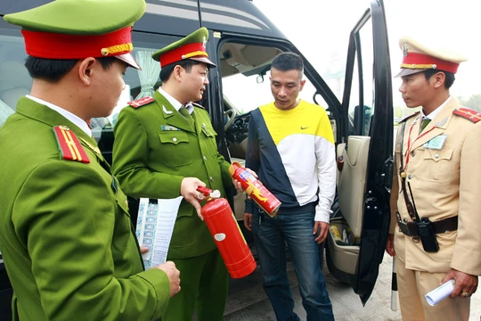 Quy định xe ô tô phải trang bị bình cứu hỏa đang vấp phải sự phản đối của dư luận do thiếu cơ sở khoa học và pháp luật