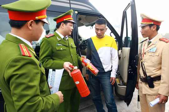 Quy định xe ô tô phải trang bị bình cứu hỏa đang vấp phải sự phản đối của dư luận do thiếu cơ sở khoa học và pháp luật