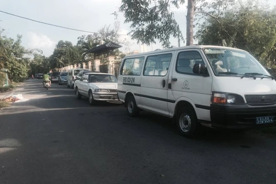 Nhiều xe biển số xanh có mặt tại nhà ông Tấn, giám đốc sở, từ trước 16g. Cao điểm vào lúc 18g, có khoảng 50 ôtô các loại 