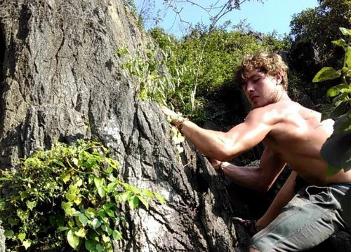 Aiden và bạn gái đã du lịch khoảng hai tháng rưỡi trong hành trình dự định dài 4 tháng của họ. Ảnh BBC