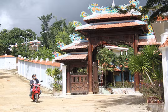 Lối vào biệt phủ của đại gia vàng trên núi Hải Vân