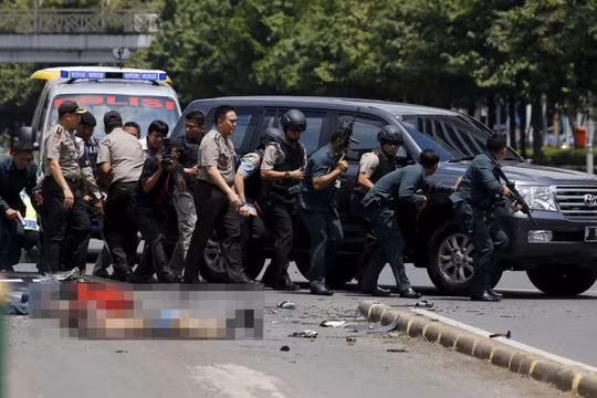 cảnh sát đấu súng với nhóm khủng bố