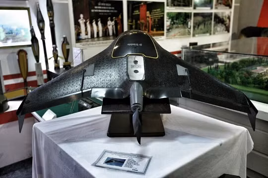 Máy bay không người lái Trimble UX5, do Mỹ sản xuất, với giá nhập 1,5 tỷ đồng, là loại máy bay duy nhất ở Việt Nam được trang bị cho quân đội phục vụ việc trinh sát.