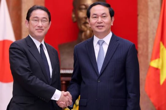 Ngoại trưởng Nhật Fumio Kishida và Chủ tịch nước Trần Đại Quang tại cuộc gặp ở Hà Nội ngày 6/5