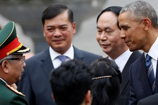 Tổng thống Obama bắt tay Thứ trưởng Bộ Quốc phòng Việt Nam Nguyễn Chí Vịnh tại lễ đón sáng 23/5