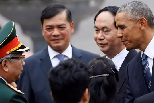 Tổng thống Obama bắt tay Thứ trưởng Bộ Quốc phòng Việt Nam Nguyễn Chí Vịnh tại lễ đón sáng 23/5