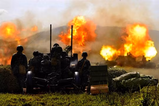 Pháo binh nhả đạn diệt mục tiêu trong cuộc diễn tập bắn đạn thật
