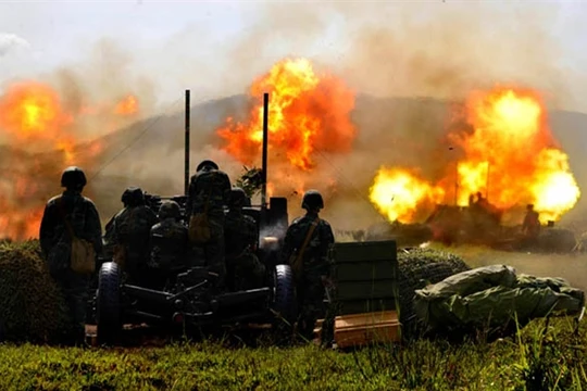 Pháo binh nhả đạn diệt mục tiêu trong cuộc diễn tập bắn đạn thật