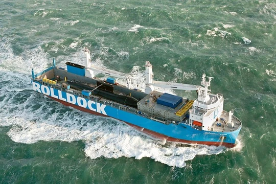Tàu Rolldock Star chở tàu ngầm Hải Phòng về nước, tháng 1.2015. Cũng con tàu siêu trường siêu trọng này đang vận chuyển tàu ngầm Đà Nẵng về Việt Nam - Ảnh: Rolldock