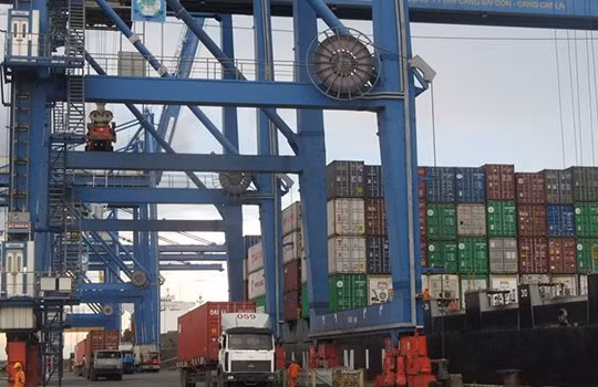 Hoạt động XNK ở cảng Cát Lái, TP.HCM. 