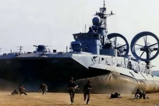 Trung Quốc đem tàu đệm khí tập trận chiếm đảo ở Biển Đông 