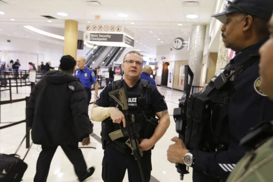 Cảnh sát canh gác tại phi trường quốc tế Hartsfield-Jackson thuộc bang Atlanta, Mỹ