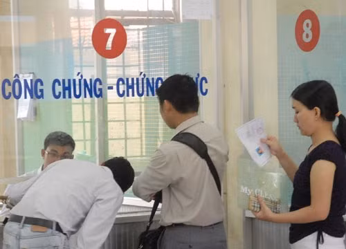 Người dân TP.HCM tại một điểm công chứng, chứng thực - Ảnh minh họa