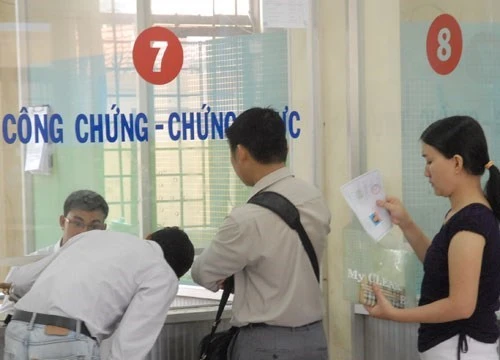 Người dân TP.HCM tại một điểm công chứng, chứng thực - Ảnh minh họa