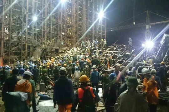 Lực lượng cứu hộ thức trắng đêm, khẩn trương giải cứu các nạn nhân bị mắc kẹt dưới giàn giáo.