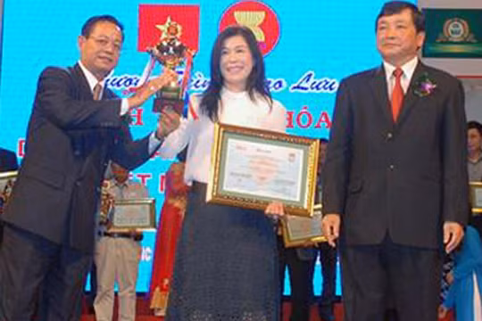 Bà Hà Linh trong một dịp lễ tôn vinh doanh nghiệp