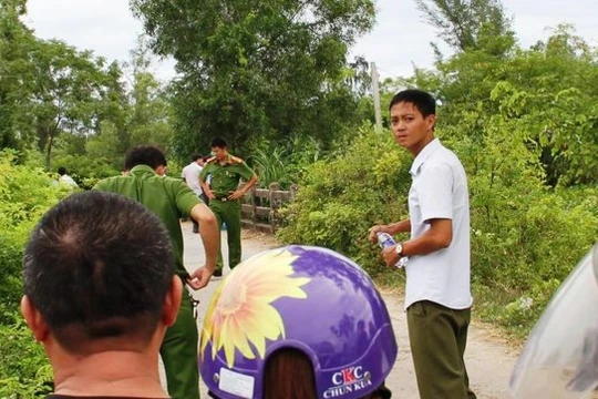 Cơ quan công an tìm kiếm thi thể nữ giám thị bị tài xế taxi tại Hà Tĩnh giết hại, ném xuống ao - Ảnh: Văn Định