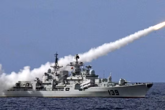 Khu trục hạm Hàng Châu của hải quân Trung Quốc phóng tên lửa trong một cuộc tập trận ở Biển Đông