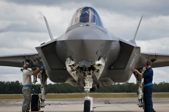 Nhật Bản sẽ mua nhiều chiến đấu cơ tàng hình thế hệ 5 F-35 của Mỹ