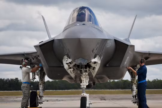 Nhật Bản sẽ mua nhiều chiến đấu cơ tàng hình thế hệ 5 F-35 của Mỹ