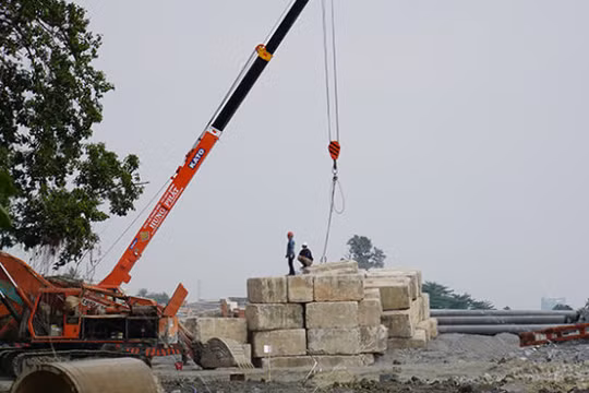 Công trường thi công lấn sông Đồng Nai 