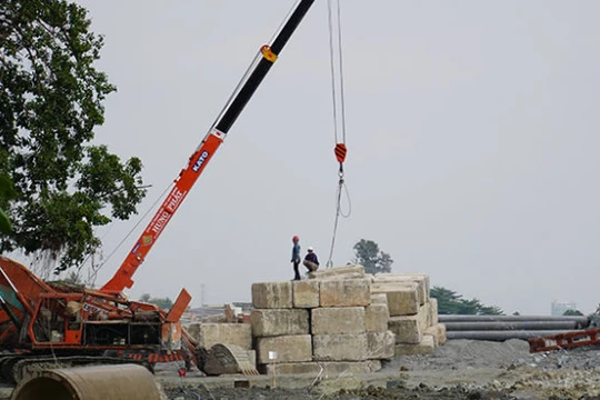 Công trường thi công lấn sông Đồng Nai 