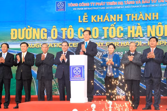 Thủ tướng Nguyễn Tấn Dũng cùng quan khách phát lệnh thông xe toàn tuyến cao tốc Hà Nội - Hải Phòng - Ảnh: T.Phùng