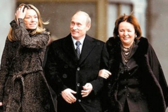 Ông Putin cùng người vợ cũ và con gái