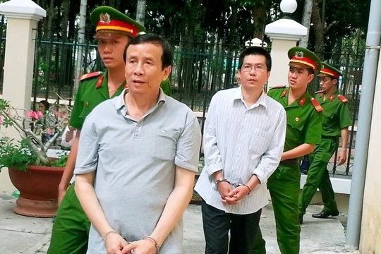 Các bị cáo áp tải đến phiên tòa xét xử phúc thẩm sáng 11.12 - Ảnh Trần Thanh Phong