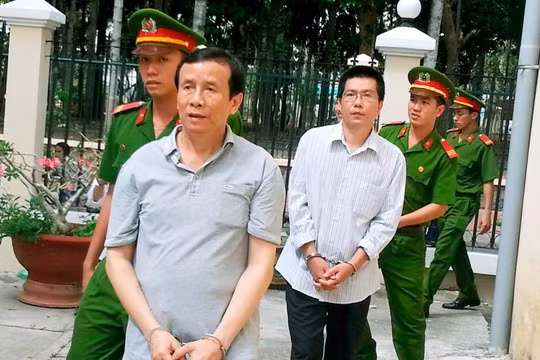 Các bị cáo áp tải đến phiên tòa xét xử phúc thẩm sáng 11.12 - Ảnh Trần Thanh Phong