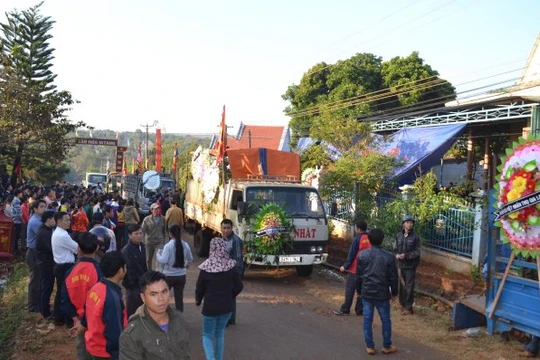 Người dân tiễn đưa hai nạn nhân xấu số trong vụ giết người chấn động huyện Đức Cơ 