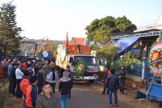 Người dân tiễn đưa hai nạn nhân xấu số trong vụ giết người chấn động huyện Đức Cơ 