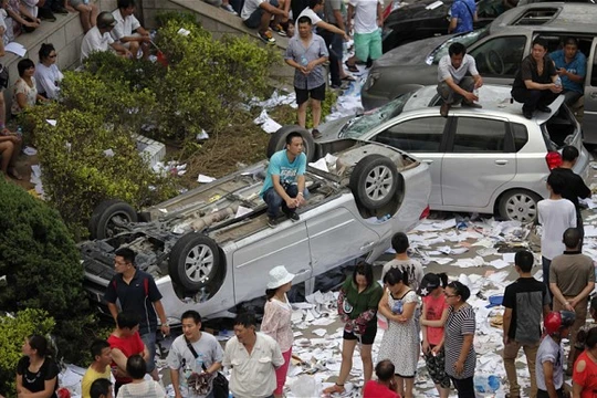 Người dân phá xe và chiếm tòa nhà chính quyền địa phương trong một cuộc biểu tình ở Trung Quốc