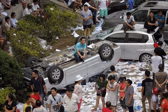 Người dân phá xe và chiếm tòa nhà chính quyền địa phương trong một cuộc biểu tình ở Trung Quốc