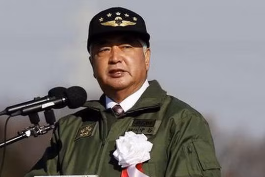 Bộ trưởng quốc phòng Nhật Bản Gen Nakatani phát biểu tại cuộc tập trận hàng năm của lực lượng phòng vệ Nhật Bản - Ảnh: Reuters