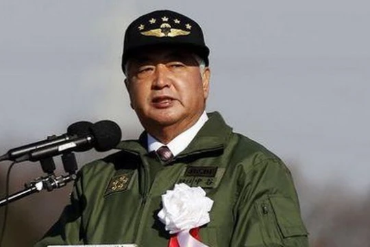 Bộ trưởng quốc phòng Nhật Bản Gen Nakatani phát biểu tại cuộc tập trận hàng năm của lực lượng phòng vệ Nhật Bản - Ảnh: Reuters