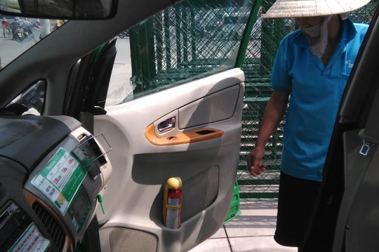 Bình chữa cháy loại nhỏ được trang bị trên ôtô - Ảnh: Đ.Phú