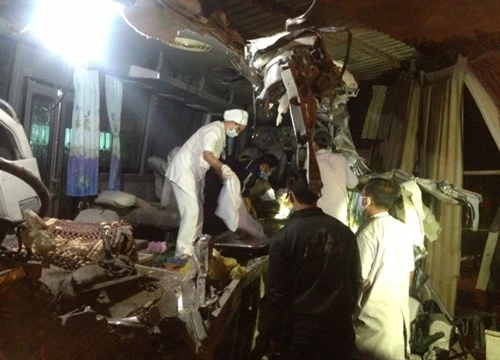 Nhân viên y tế cứu hộ người gặp nạn